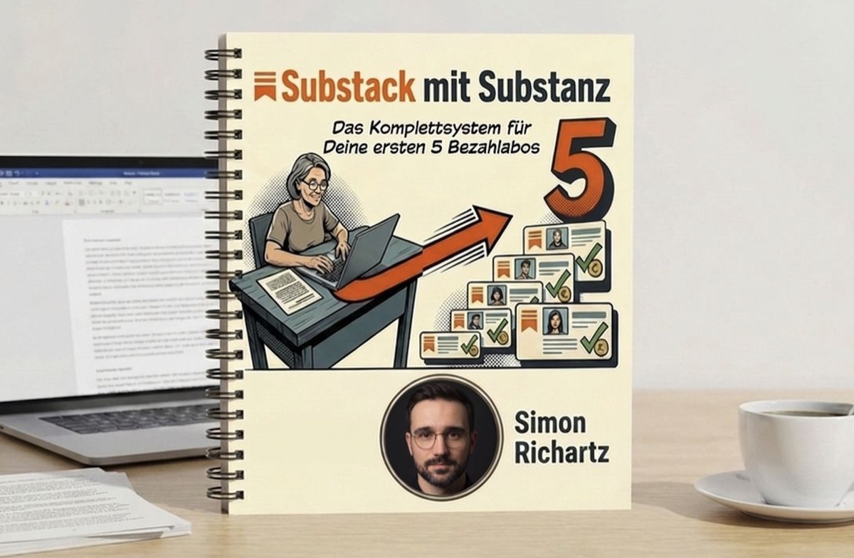 Das Kursbuch Substack mit Substanz auf einem Schreibtisch, daneben Laptop und Kaffeetasse